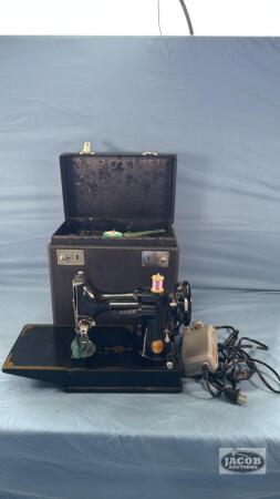 SINGER FEATHERLITE SEWING MACHINE IN CARRYING CASE