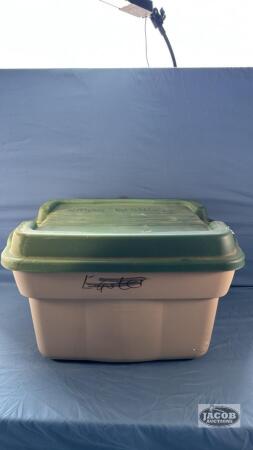 RUBBERMAID TOTE WITH LID
