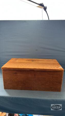 WOODEN BOX WITH QUANTITY OF LINENS