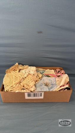 QUANITITY OF LINENS AND DOILY'S