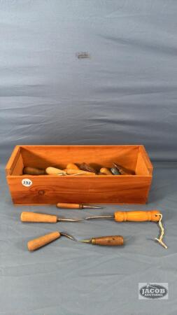 QUANTITY OF LATCH HOOKS & CRAFTING TOOLS