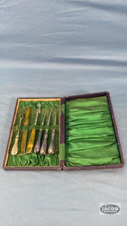 (7) PIECE SEWING KIT IN BOX