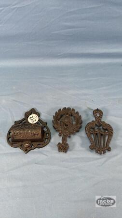 (2) 4IN METAL TRIVETS
