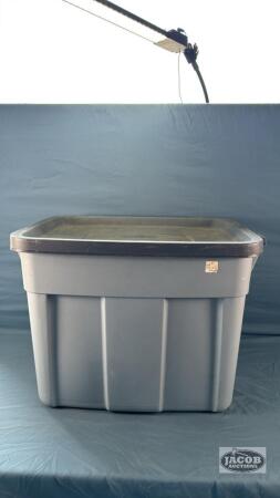 RUBBERMAID ROUGHNECK TOTE WITH LID