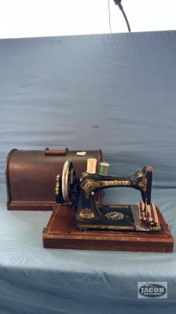 SINGER HAND CRANK SEWING MACHINE