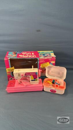 FUN AND FASHION CHILDS TOY SEWING MACHINE