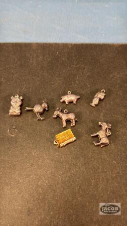APPROX. (7) CHARMS