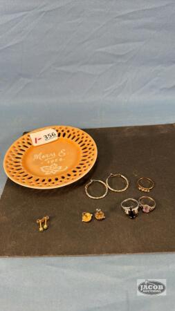 (3) PAIR OF EARINGS AND (3) RINGS