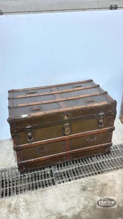 LARGE STEAMER TRUNK