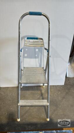 ALUMINUM (2) STEP LADDER