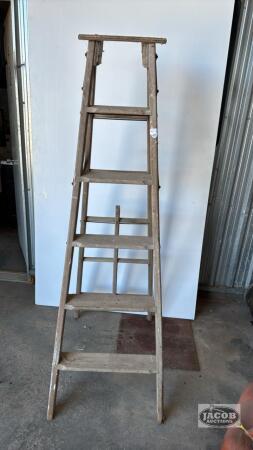WOODEN 6FT STEP LADDER