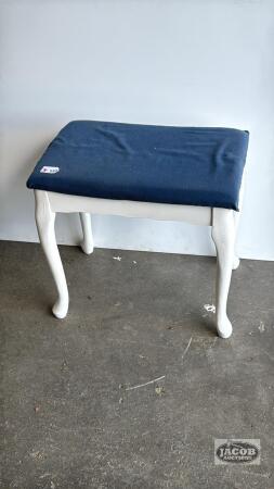 VANITY STOOL WITH QUEEN ANN LEGS