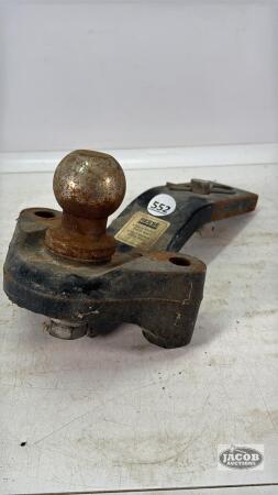 REESE 3500LB TRAILER HITCH WITH 2IN BALL