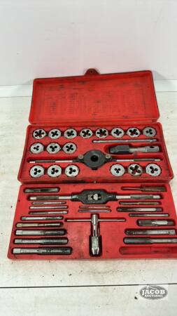 SET OF SAE TAPS AND DIE'S