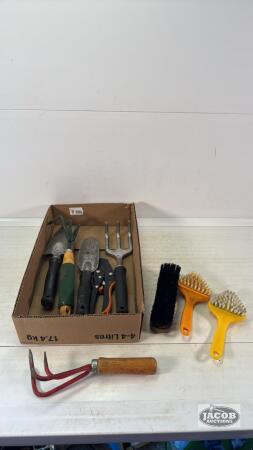 QUANTITY OF GRADEN TOOLS AND SMALL BRUSHES
