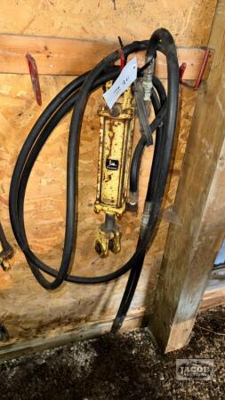 JOHN DEERE HYDRAULIC CYLINDER AND HOSES