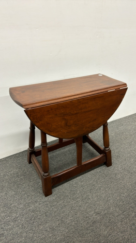 Gateleg Style Dropleaf Table with Stretchers