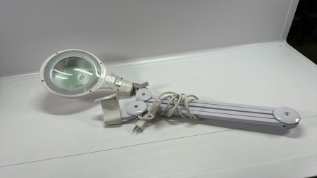 Swing Arm Magnifying Light