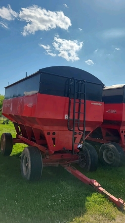 AgriMaster 600bu Gravity Wagon with Tarp and Lights