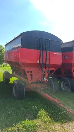 AgriMaster 600bu Gravity Wagon with Tarp and Lights