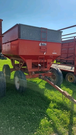 Market 325bu Gravity Wagon