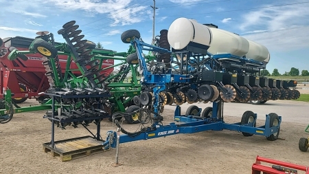 Kinze 3500 Center Pivot 8/16 Planter