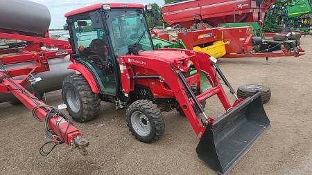 Mahindra 1635 4WD Tractor w/Loader