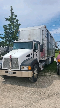 2007 Kenworth T300 Tandem Livestock Truck