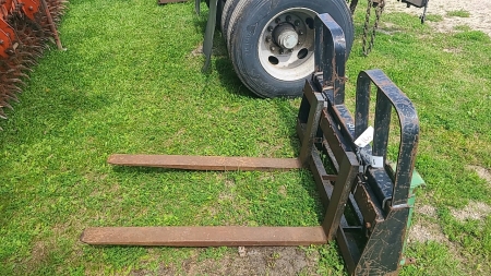 Set of Pallet Forks for John Deere Loader