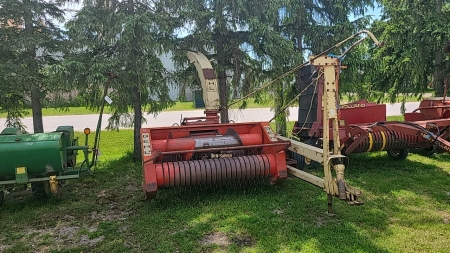 Gehl 400 Harvester with Pickup Head