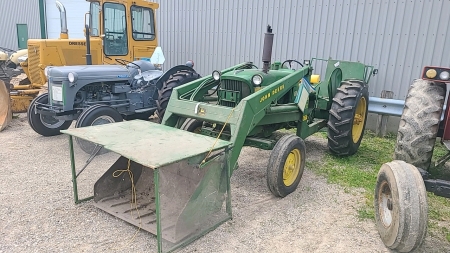 John Deere 1010 Gas 2WD Tractor w/Loader