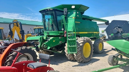 1999 John Deere 9610 4WD Combine