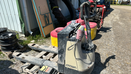 Crown Electric Fork Lift with Charger -See Notes