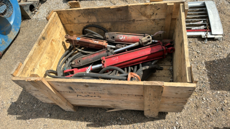 4 Assorted Size Hydraulic Cylinders & Hoses