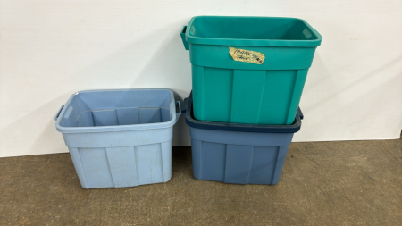 3 Rubbermaid 68L Totes -Only 1 Lid