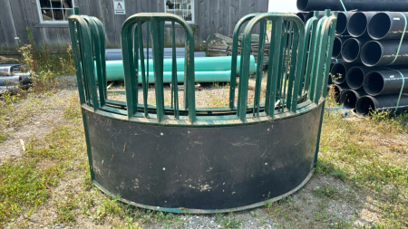 Steel tombstone round bale feeder