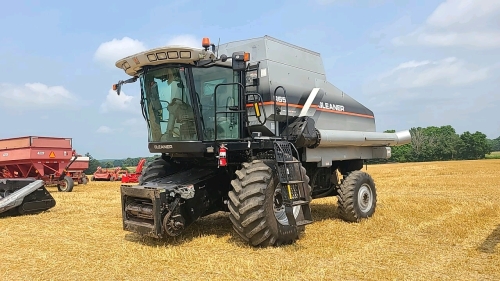 Gleaner R65 4WD Combine