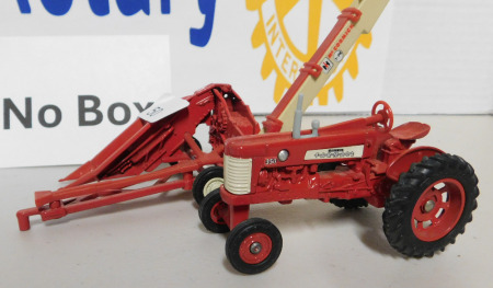 1/43 Farmall 350, IH 1-PR McCormick Picker