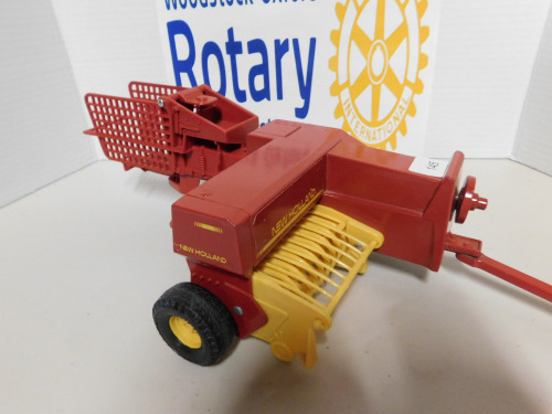 1/16 Ertl New Holland Square Baler