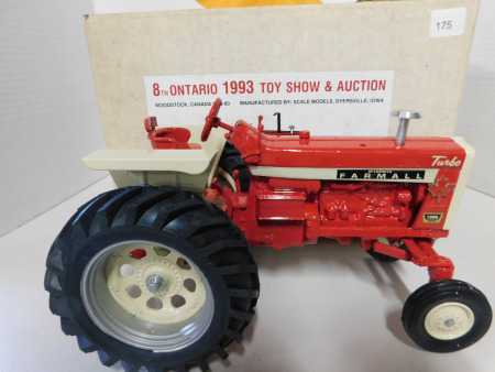 1/16 IH Farmall 1206 Tractor