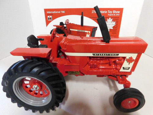 1/16 12 IH 766 Tractor