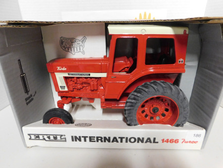 1/16 IH 1466 Tractor w/Red cab