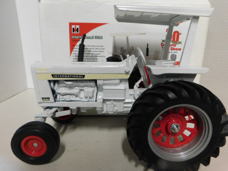 1/16 '15 IH 1026 Hydro 30th Anniv. Pearl Dealer