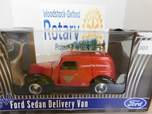 1/24 Liberty Ford Sedan Delivery van w/Tree