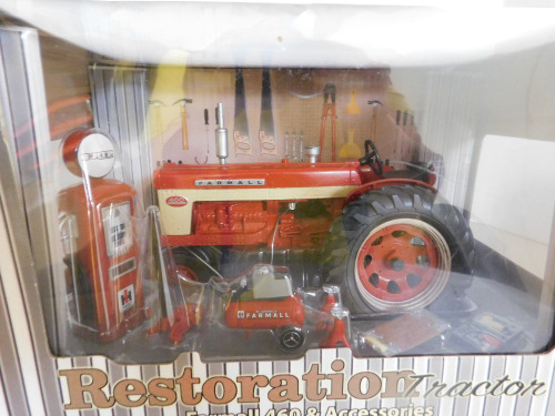 1/16 Ertl IH Farmall 460 w/access.,