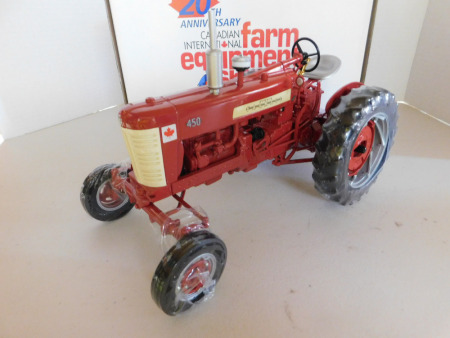 1/16 SpecCast Farmall 450 Tractor