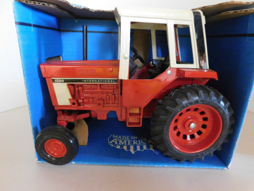 1/16 Ertl International 1586 Tractor w/cab