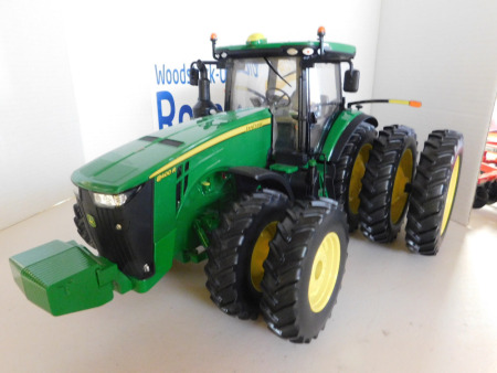 1/16 John Deere 8400R w/Triples (No box)