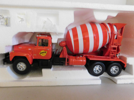 1/34 Mack R Model Cement Truck Truck