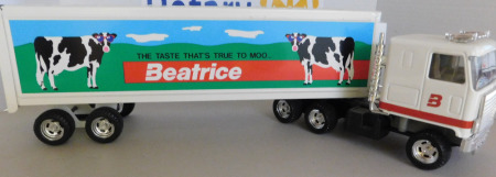 1/16 Ertl Cabover w/Reefer, Beatrice Dairy